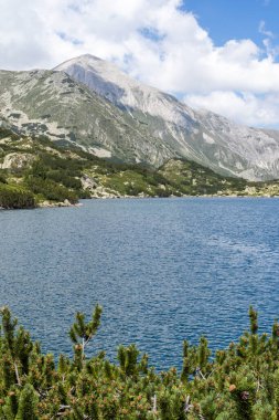 Bulgaristan 'ın Pirin Dağı' ndaki Balık Banderitsa gölünün muhteşem manzarası