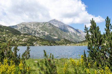 Bulgaristan 'ın Pirin Dağı' ndaki Balık Banderitsa gölünün muhteşem manzarası