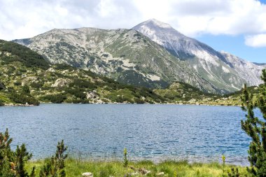 Bulgaristan 'ın Pirin Dağı' ndaki Balık Banderitsa gölünün muhteşem manzarası