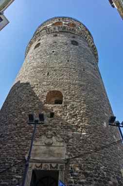 İSTANBUL, TURKEY - 26 Temmuz 2019: İstanbul, Türkiye 'nin merkezinde bulunan Galata Kulesi