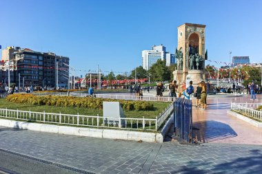 İSTANBUL, TURKEY - 26 Temmuz 2019: İstanbul, Türkiye 'nin merkezindeki Taksim Meydanı' ndaki Cumhuriyet Anıtı