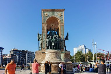 İSTANBUL, TURKEY - 26 Temmuz 2019: İstanbul, Türkiye 'nin merkezindeki Taksim Meydanı' ndaki Cumhuriyet Anıtı