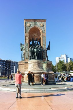İSTANBUL, TURKEY - 26 Temmuz 2019: İstanbul, Türkiye 'nin merkezindeki Taksim Meydanı' ndaki Cumhuriyet Anıtı