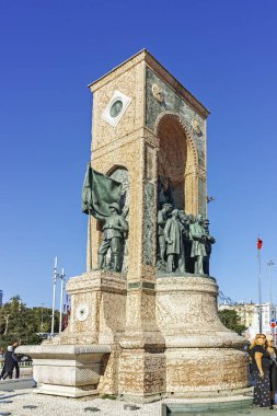 İSTANBUL, TURKEY - 26 Temmuz 2019: İstanbul, Türkiye 'nin merkezindeki Taksim Meydanı' ndaki Cumhuriyet Anıtı