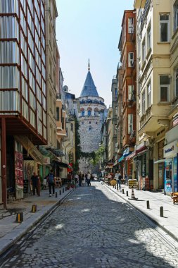 İSTANBUL, TURKEY - 27 Temmuz 2019: İstanbul, Türkiye 'nin merkezinde bulunan Galata Kulesi