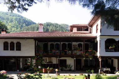 Ortaçağ Osenovlag Manastırı, Yedi Taht Manastırı, Sofya bölgesi, Bulgaristan olarak bilinen Aziz Mary 'ye adanmıştır.