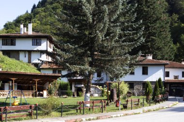 Ortaçağ Osenovlag Manastırı, Yedi Taht Manastırı, Sofya bölgesi, Bulgaristan olarak bilinen Aziz Mary 'ye adanmıştır.