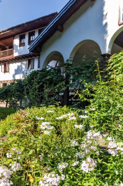 Ortaçağ Osenovlag Manastırı, Yedi Taht Manastırı, Sofya bölgesi, Bulgaristan olarak bilinen Aziz Mary 'ye adanmıştır.