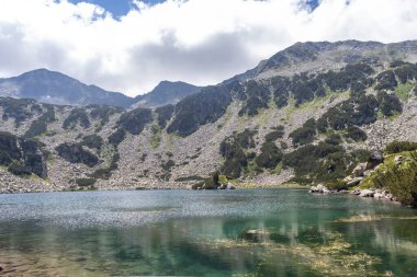 Bulgaristan 'ın Pirin Dağı ve Balık Banderitsa gölünün yaz manzarası