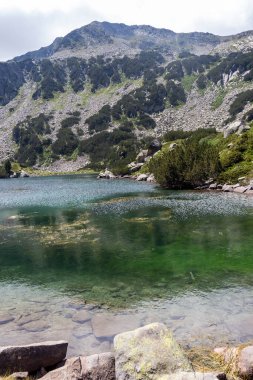 Bulgaristan 'ın Pirin Dağı ve Balık Banderitsa gölünün yaz manzarası