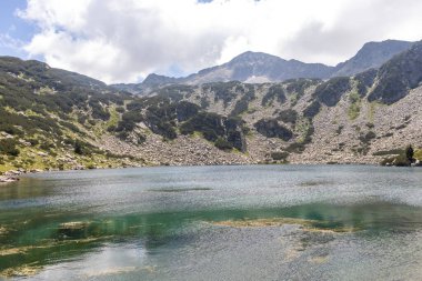 Bulgaristan 'ın Pirin Dağı ve Balık Banderitsa gölünün yaz manzarası