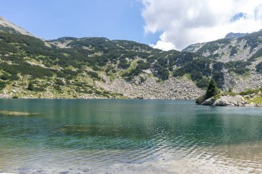Bulgaristan 'ın Pirin Dağı ve Balık Banderitsa gölünün yaz manzarası