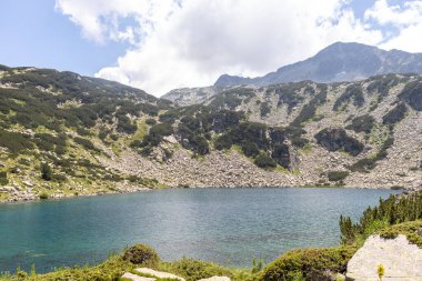 Bulgaristan 'ın Pirin Dağı ve Balık Banderitsa gölünün yaz manzarası