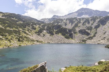 Bulgaristan 'ın Pirin Dağı ve Balık Banderitsa gölünün yaz manzarası