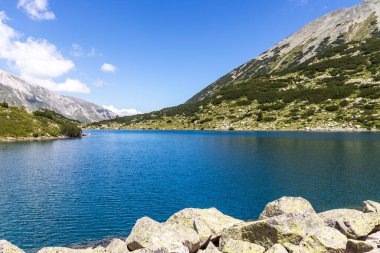 Bulgaristan 'ın Pirin Dağı ve Balık Banderitsa gölünün yaz manzarası