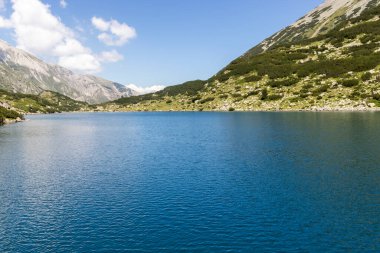Bulgaristan 'ın Pirin Dağı ve Balık Banderitsa gölünün yaz manzarası