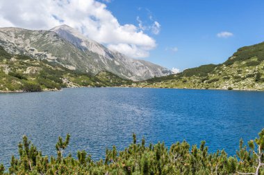 Bulgaristan 'ın Pirin Dağı ve Balık Banderitsa gölünün yaz manzarası