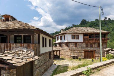 Bulgaristan 'ın Blagoevgrad Bölgesi, Otantik 19. yüzyıl evleriyle Kovaçevitsa köyü