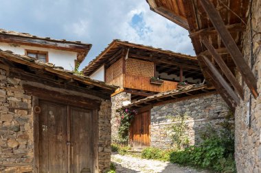 Bulgaristan 'ın Blagoevgrad Bölgesi, Otantik 19. yüzyıl evleriyle Kovaçevitsa köyü