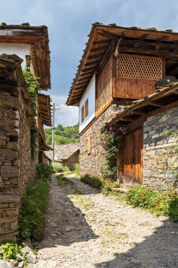 Bulgaristan 'ın Blagoevgrad Bölgesi, Otantik 19. yüzyıl evleriyle Kovaçevitsa köyü