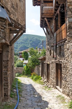 Bulgaristan 'ın Blagoevgrad Bölgesi, Otantik 19. yüzyıl evleriyle Kovaçevitsa köyü