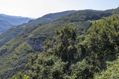 Bulgaristan 'ın Zasele kasabası yakınlarındaki Stara Planina Dağı' nın muhteşem manzarası