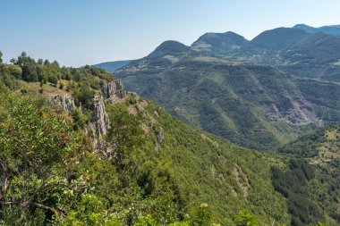 Bulgaristan 'ın Zasele kasabası yakınlarındaki Stara Planina Dağı' nın muhteşem manzarası