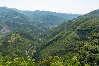 Bulgaristan 'ın Zasele kasabası yakınlarındaki Stara Planina Dağı' nın muhteşem manzarası
