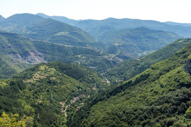 Bulgaristan 'ın Zasele kasabası yakınlarındaki Stara Planina Dağı' nın muhteşem manzarası