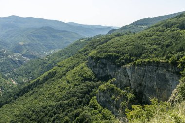 Bulgaristan 'ın Zasele kasabası yakınlarındaki Stara Planina Dağı' nın muhteşem manzarası