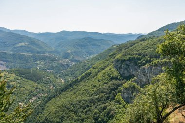 Bulgaristan 'ın Zasele kasabası yakınlarındaki Stara Planina Dağı' nın muhteşem manzarası