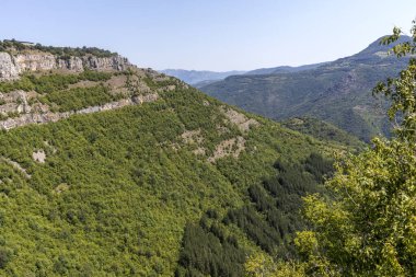 Bulgaristan 'ın Zasele kasabası yakınlarındaki Stara Planina Dağı' nın muhteşem manzarası
