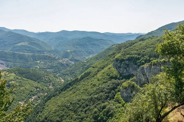 Bulgaristan 'ın Zasele kasabası yakınlarındaki Stara Planina Dağı' nın muhteşem manzarası