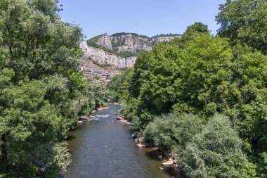 Iskar nehri ve Gorge, Balkan Dağları ve Bulgaristan 'daki Lakatnik Kayaları' nın manzarası