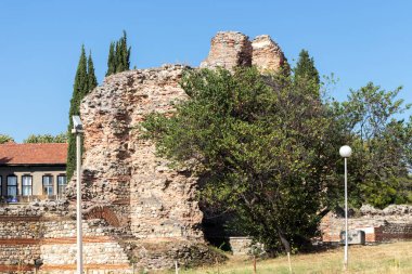 Güney kapısı, Bulgaristan 'ın Filibe Bölgesi' nin Hisarya kentindeki antik Diocletianopolis kentinde Roma tahkimatlarındaki develer olarak biliniyor.