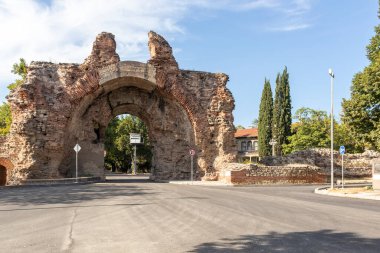 Güney kapısı, Bulgaristan 'ın Filibe Bölgesi' nin Hisarya kentindeki antik Diocletianopolis kentinde Roma tahkimatlarındaki develer olarak biliniyor.