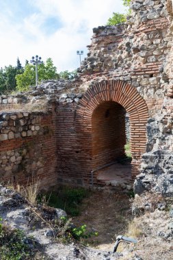 Güney kapısı, Bulgaristan 'ın Filibe Bölgesi' nin Hisarya kentindeki antik Diocletianopolis kentinde Roma tahkimatlarındaki develer olarak biliniyor.