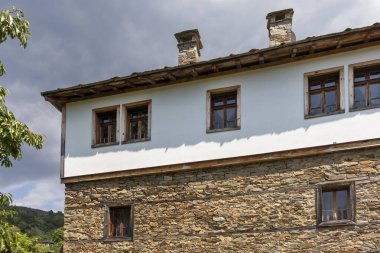 Bulgaristan 'ın Blagoevgrad Bölgesi, Otantik 19. yüzyıl evleriyle Kovaçevitsa köyü