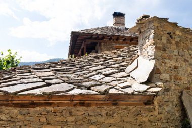 Bulgaristan 'ın Blagoevgrad Bölgesi, Otantik 19. yüzyıl evleriyle Kovaçevitsa köyü