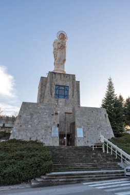 Dünyanın en büyük Bakire Meryem Anıtı ve Bulgaristan 'ın Haskovo kentinin manzarası