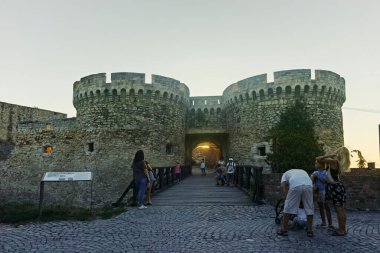 BELGRAD, SERBIA - 12 Ağustos 2019: Belgrad Kalesi ve Sırbistan 'ın Belgrad kentindeki Kalemegdan Park' ın günbatımı
