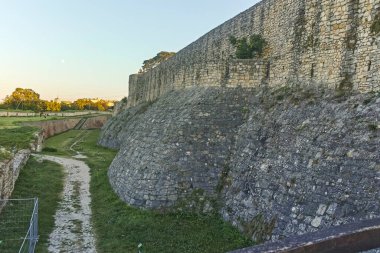 BELGRAD, SERBIA - 12 Ağustos 2019: Belgrad Kalesi ve Sırbistan 'ın Belgrad kentindeki Kalemegdan Park' ın günbatımı