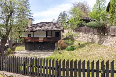 Bulgaristan 'ın Gabrovo bölgesinin tarihi Bozhentsi köyündeki tipik sokak ve eski evler