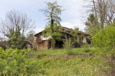 Bulgaristan 'ın Gabrovo bölgesinin tarihi Bozhentsi köyündeki tipik sokak ve eski evler