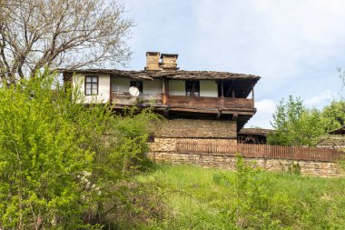 Bulgaristan 'ın Gabrovo bölgesinin tarihi Bozhentsi köyündeki tipik sokak ve eski evler