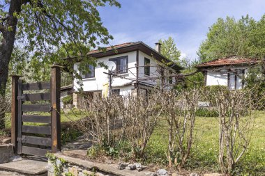 Bulgaristan 'ın Gabrovo bölgesinin tarihi Bozhentsi köyündeki tipik sokak ve eski evler