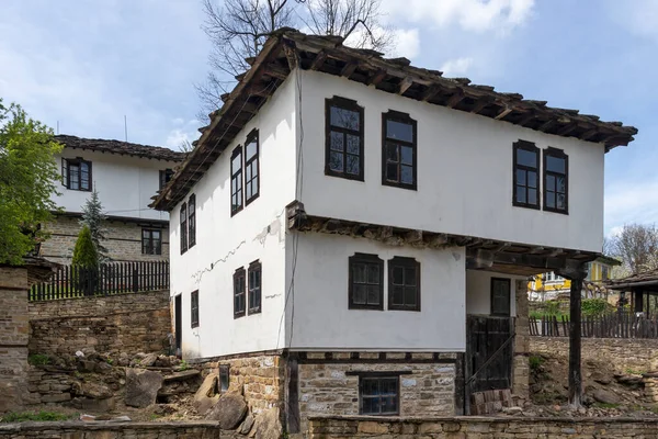 Bulgaristan 'ın Gabrovo bölgesinin tarihi Bozhentsi köyündeki tipik sokak ve eski evler