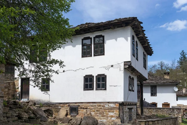 Τυπικό Δρόμο Και Παλιά Σπίτια Στο Ιστορικό Χωριό Bozhentsi Περιοχή — Φωτογραφία Αρχείου