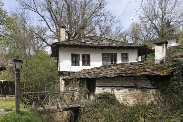 Τυπικό Δρόμο Και Παλιά Σπίτια Στο Ιστορικό Χωριό Bozhentsi Περιοχή — Φωτογραφία Αρχείου