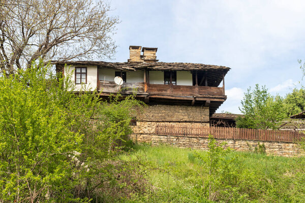 Типичные улицы и старые дома в исторической деревне Боженци, Габровский район, Болгария